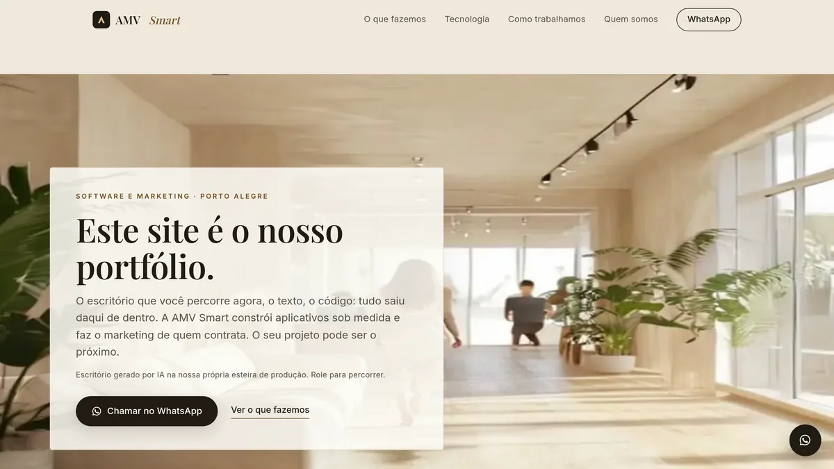 Home da AMV Smart: o tour em vídeo do escritório com o título Este site é o nosso portfólio flutuando sobre a imagem.
